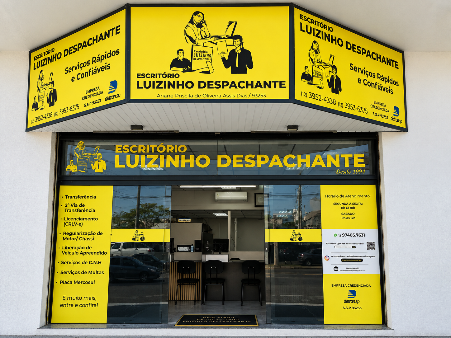 Equipe do Escritório Luizinho Despachante na fachada da loja